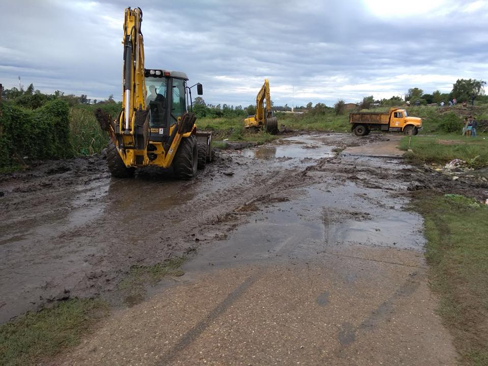 Funcionarios de Obras trabajaron en la limpieza de cañada en barrio Don Atilio