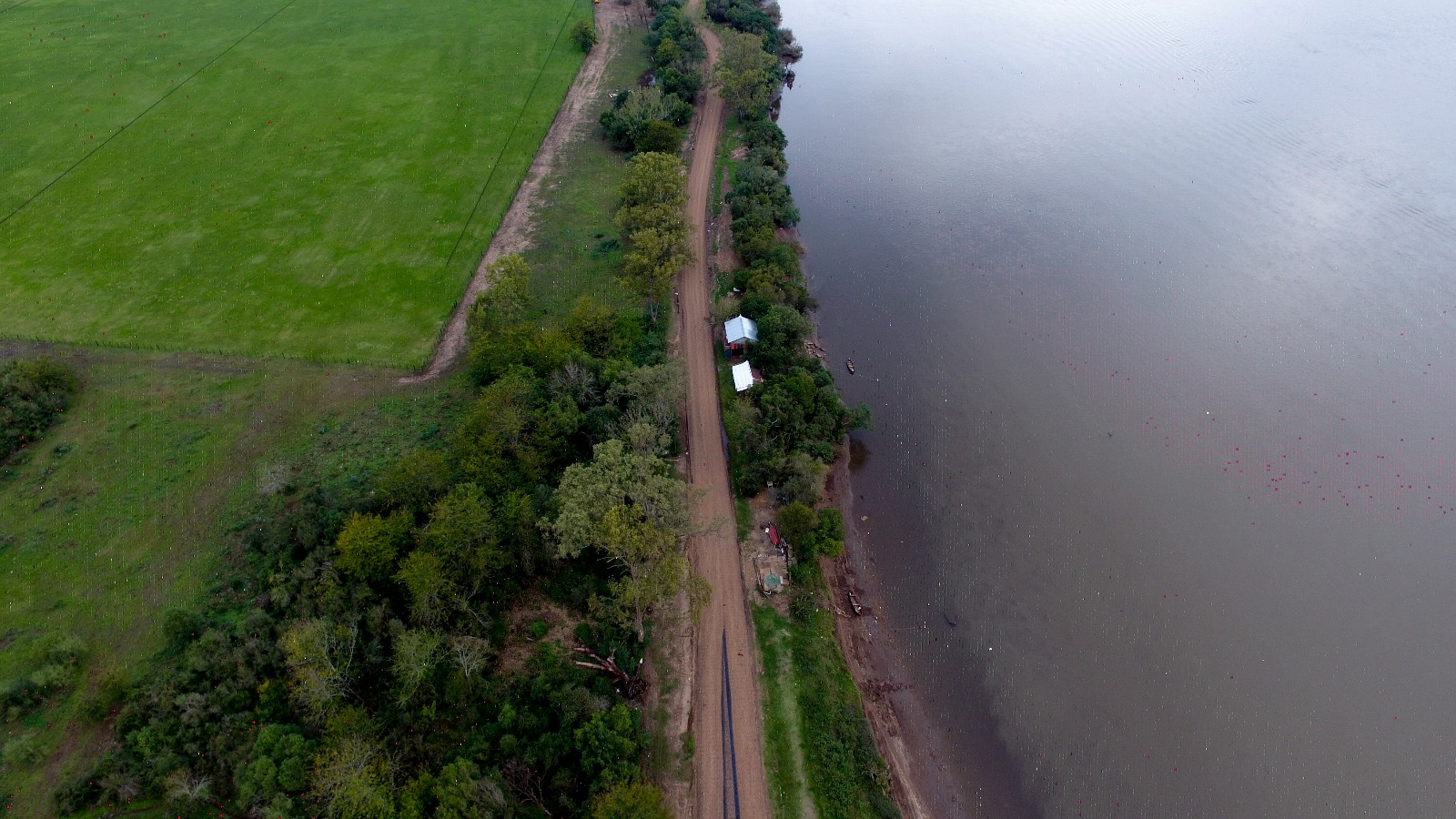 Tras desalojar los ranchos existentes continúa la recuperación de Costanera Norte