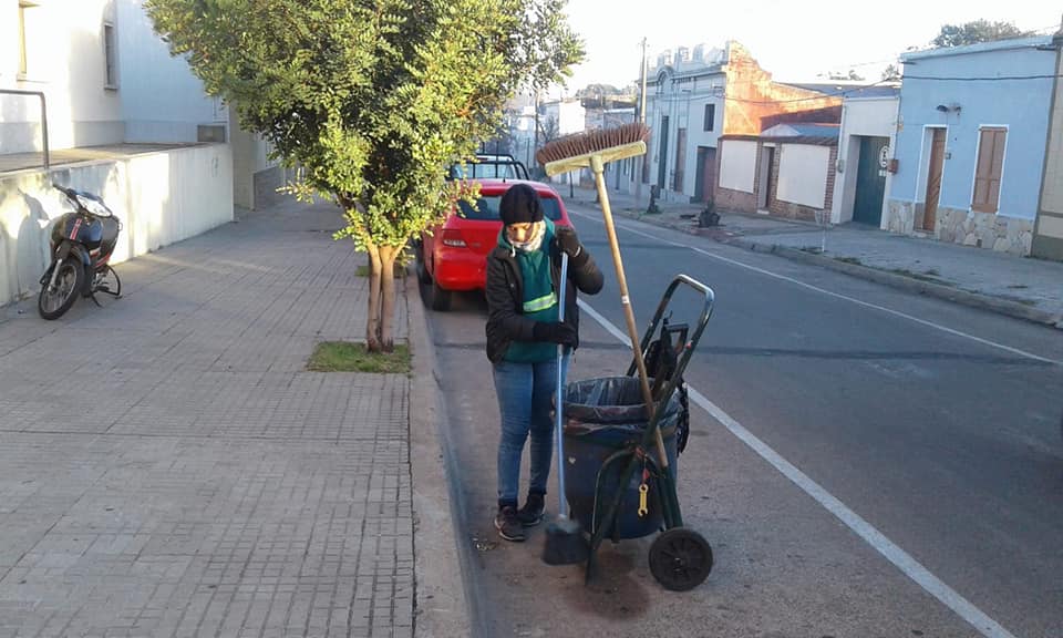 La Unidad de Recolección y Barrido de la Intendencia de Salto realiza diversas tareas en la ciudad