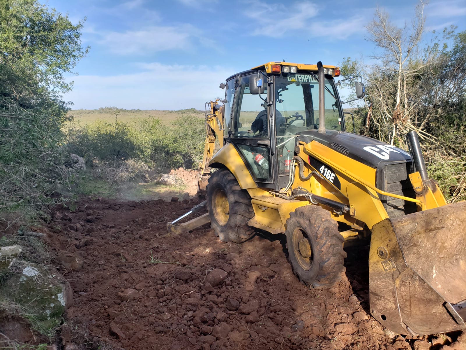 Equipo de Obras trabaja en la apertura de un nuevo camino que unirá  Puntas de Valentín con Rincón de Valentín