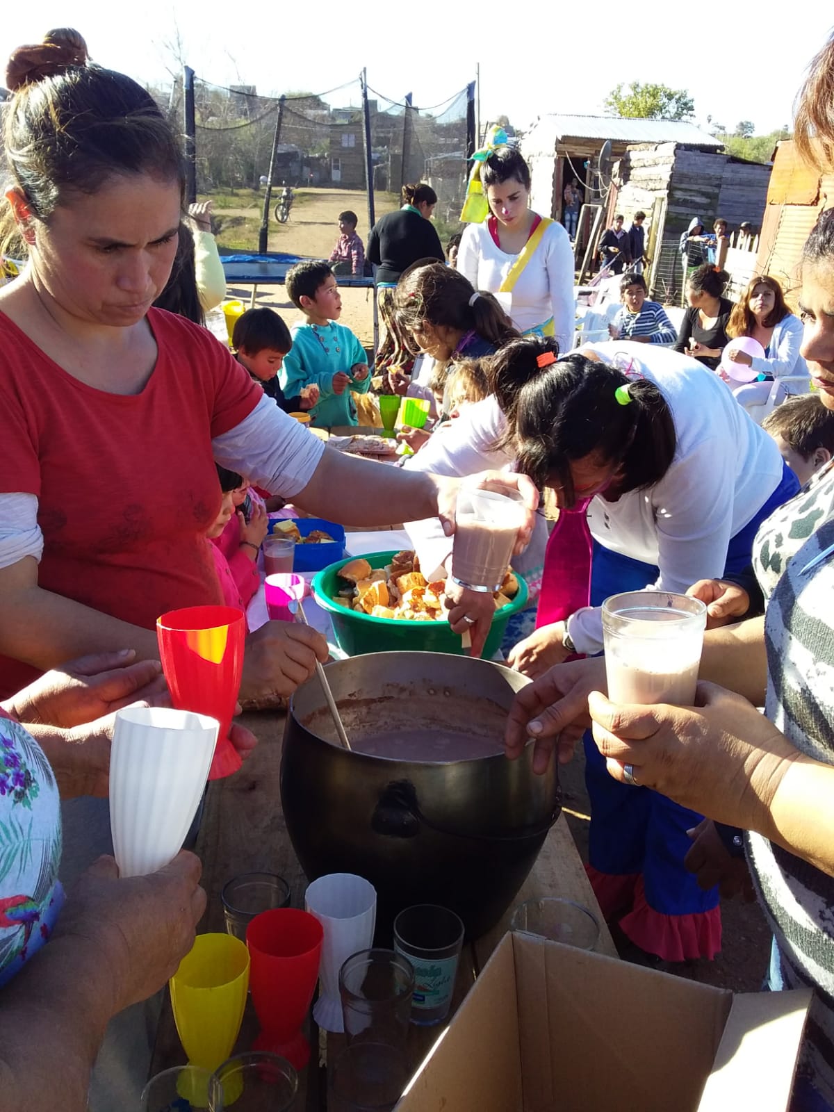 DEL PARQUE FM, UNA TARDE MAS ACOMPAÑANDO A LOS NIÑOS DEL MERENDERO EL CAÑAVERAL.