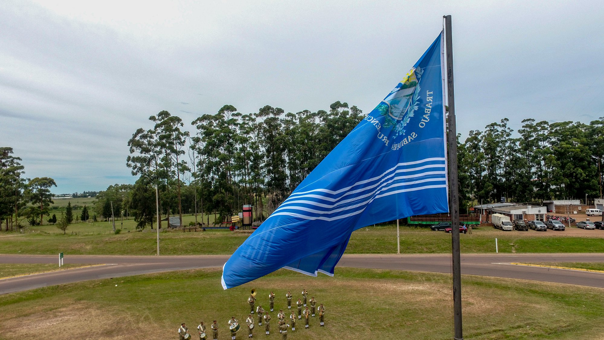 Se realizó el izado de la bandera de Salto en rotonda de rutas 3 y 31