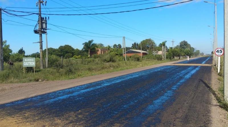 INTENDENCIA COLOCA BITUMEN EN AVENIDA APOLÓN